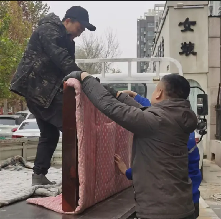 搬家公司红木家具搬运.webp